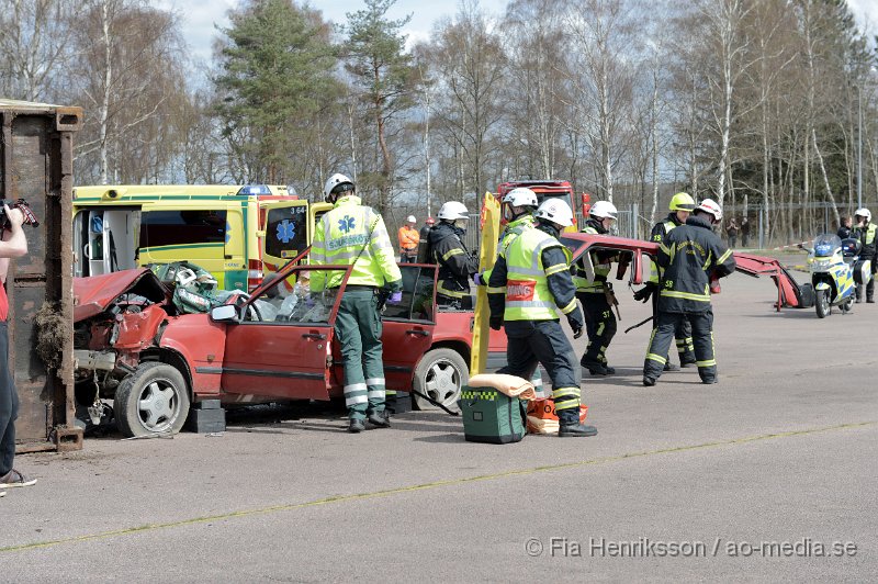 DSC_4111.JPG - På Lördagen ordnade man en Trafiksäkerhets dag i Ljungbyhed. På plats fanns, Räddningstjänst, Ambulans, Polis, Bärgare, Radiostyrka bilar, Gokart, "volt bil", krock stol, medåkning i rallybil, prova på undanmanöver och kon bana och massa mer! Dagen blev väldigt uppskattad och man tror att runt 2000 personer besökte evenemanget under dagen som varade mellan 11-16. Här kan ni se uppvisningen som Räddningstjänsten Söderåsen höll tillsammans med Polis och Ambulans. Hur räddningspersonal arbetar vid en säker losstagning vid en trafikolycka för att minimera riskerna att förvärra en eventuell rygg/nack skada på patienten.