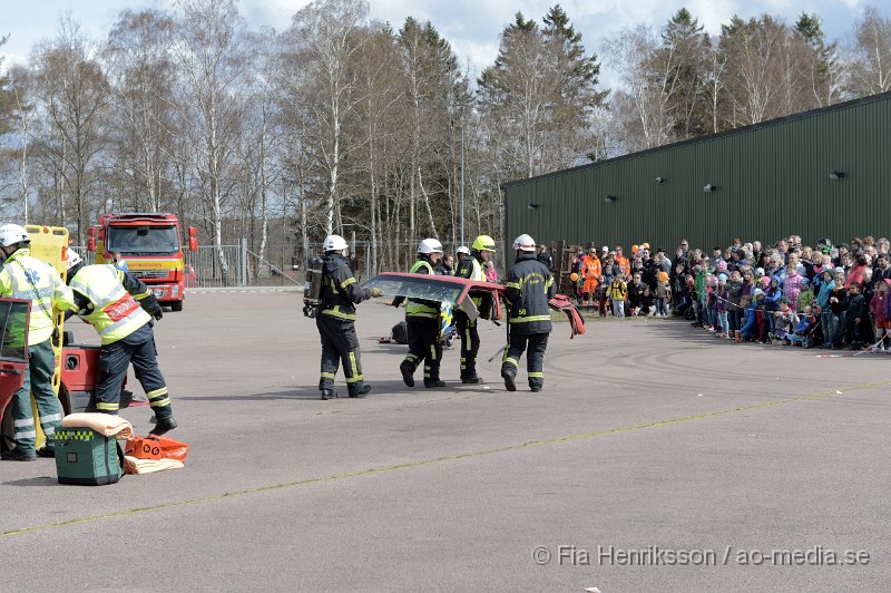 DSC_4112.JPG - På Lördagen ordnade man en Trafiksäkerhets dag i Ljungbyhed. På plats fanns, Räddningstjänst, Ambulans, Polis, Bärgare, Radiostyrka bilar, Gokart, "volt bil", krock stol, medåkning i rallybil, prova på undanmanöver och kon bana och massa mer! Dagen blev väldigt uppskattad och man tror att runt 2000 personer besökte evenemanget under dagen som varade mellan 11-16. Här kan ni se uppvisningen som Räddningstjänsten Söderåsen höll tillsammans med Polis och Ambulans. Hur räddningspersonal arbetar vid en säker losstagning vid en trafikolycka för att minimera riskerna att förvärra en eventuell rygg/nack skada på patienten.