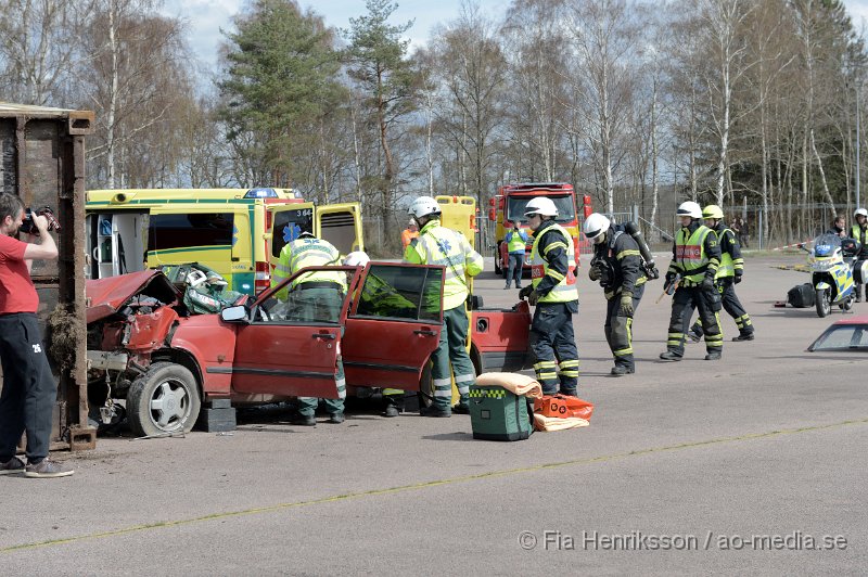 DSC_4114.JPG - På Lördagen ordnade man en Trafiksäkerhets dag i Ljungbyhed. På plats fanns, Räddningstjänst, Ambulans, Polis, Bärgare, Radiostyrka bilar, Gokart, "volt bil", krock stol, medåkning i rallybil, prova på undanmanöver och kon bana och massa mer! Dagen blev väldigt uppskattad och man tror att runt 2000 personer besökte evenemanget under dagen som varade mellan 11-16. Här kan ni se uppvisningen som Räddningstjänsten Söderåsen höll tillsammans med Polis och Ambulans. Hur räddningspersonal arbetar vid en säker losstagning vid en trafikolycka för att minimera riskerna att förvärra en eventuell rygg/nack skada på patienten.