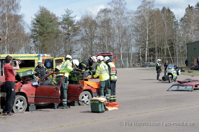 DSC_4116.JPG - På Lördagen ordnade man en Trafiksäkerhets dag i Ljungbyhed. På plats fanns, Räddningstjänst, Ambulans, Polis, Bärgare, Radiostyrka bilar, Gokart, "volt bil", krock stol, medåkning i rallybil, prova på undanmanöver och kon bana och massa mer! Dagen blev väldigt uppskattad och man tror att runt 2000 personer besökte evenemanget under dagen som varade mellan 11-16. Här kan ni se uppvisningen som Räddningstjänsten Söderåsen höll tillsammans med Polis och Ambulans. Hur räddningspersonal arbetar vid en säker losstagning vid en trafikolycka för att minimera riskerna att förvärra en eventuell rygg/nack skada på patienten.