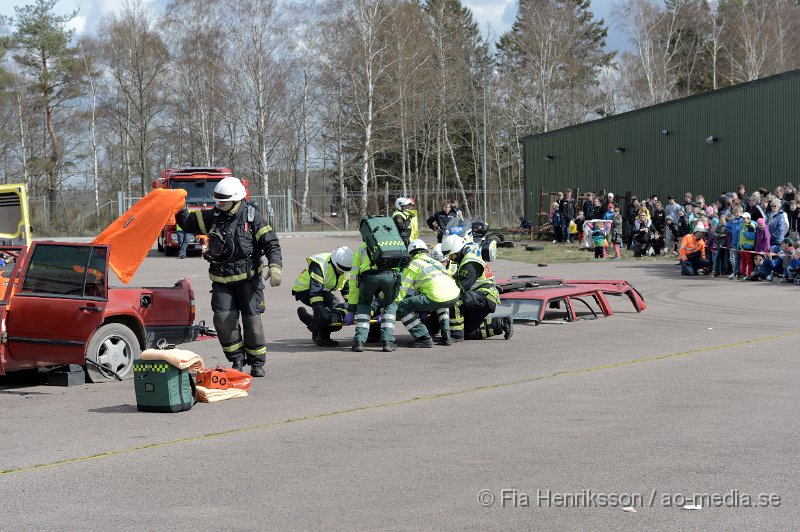 DSC_4118.JPG - På Lördagen ordnade man en Trafiksäkerhets dag i Ljungbyhed. På plats fanns, Räddningstjänst, Ambulans, Polis, Bärgare, Radiostyrka bilar, Gokart, "volt bil", krock stol, medåkning i rallybil, prova på undanmanöver och kon bana och massa mer! Dagen blev väldigt uppskattad och man tror att runt 2000 personer besökte evenemanget under dagen som varade mellan 11-16. Här kan ni se uppvisningen som Räddningstjänsten Söderåsen höll tillsammans med Polis och Ambulans. Hur räddningspersonal arbetar vid en säker losstagning vid en trafikolycka för att minimera riskerna att förvärra en eventuell rygg/nack skada på patienten.