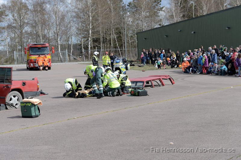 DSC_4123.JPG - På Lördagen ordnade man en Trafiksäkerhets dag i Ljungbyhed. På plats fanns, Räddningstjänst, Ambulans, Polis, Bärgare, Radiostyrka bilar, Gokart, "volt bil", krock stol, medåkning i rallybil, prova på undanmanöver och kon bana och massa mer! Dagen blev väldigt uppskattad och man tror att runt 2000 personer besökte evenemanget under dagen som varade mellan 11-16. Här kan ni se uppvisningen som Räddningstjänsten Söderåsen höll tillsammans med Polis och Ambulans. Hur räddningspersonal arbetar vid en säker losstagning vid en trafikolycka för att minimera riskerna att förvärra en eventuell rygg/nack skada på patienten.