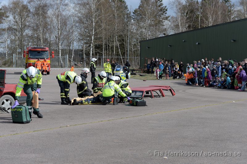 DSC_4125.JPG - På Lördagen ordnade man en Trafiksäkerhets dag i Ljungbyhed. På plats fanns, Räddningstjänst, Ambulans, Polis, Bärgare, Radiostyrka bilar, Gokart, "volt bil", krock stol, medåkning i rallybil, prova på undanmanöver och kon bana och massa mer! Dagen blev väldigt uppskattad och man tror att runt 2000 personer besökte evenemanget under dagen som varade mellan 11-16. Här kan ni se uppvisningen som Räddningstjänsten Söderåsen höll tillsammans med Polis och Ambulans. Hur räddningspersonal arbetar vid en säker losstagning vid en trafikolycka för att minimera riskerna att förvärra en eventuell rygg/nack skada på patienten.