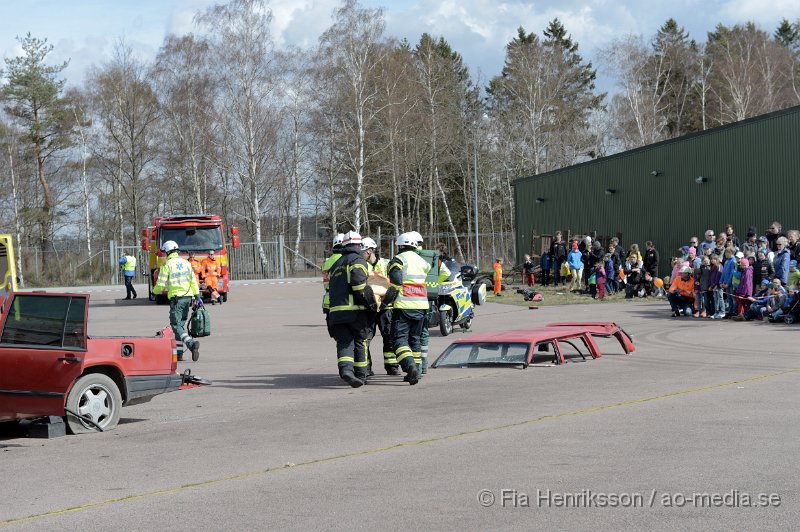 DSC_4127.JPG - På Lördagen ordnade man en Trafiksäkerhets dag i Ljungbyhed. På plats fanns, Räddningstjänst, Ambulans, Polis, Bärgare, Radiostyrka bilar, Gokart, "volt bil", krock stol, medåkning i rallybil, prova på undanmanöver och kon bana och massa mer! Dagen blev väldigt uppskattad och man tror att runt 2000 personer besökte evenemanget under dagen som varade mellan 11-16. Här kan ni se uppvisningen som Räddningstjänsten Söderåsen höll tillsammans med Polis och Ambulans. Hur räddningspersonal arbetar vid en säker losstagning vid en trafikolycka för att minimera riskerna att förvärra en eventuell rygg/nack skada på patienten.