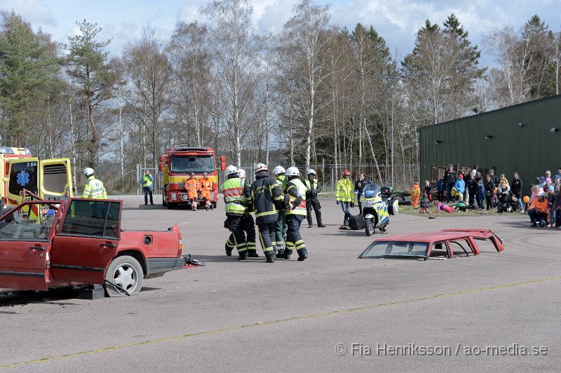 DSC_4129.JPG - På Lördagen ordnade man en Trafiksäkerhets dag i Ljungbyhed. På plats fanns, Räddningstjänst, Ambulans, Polis, Bärgare, Radiostyrka bilar, Gokart, "volt bil", krock stol, medåkning i rallybil, prova på undanmanöver och kon bana och massa mer! Dagen blev väldigt uppskattad och man tror att runt 2000 personer besökte evenemanget under dagen som varade mellan 11-16. Här kan ni se uppvisningen som Räddningstjänsten Söderåsen höll tillsammans med Polis och Ambulans. Hur räddningspersonal arbetar vid en säker losstagning vid en trafikolycka för att minimera riskerna att förvärra en eventuell rygg/nack skada på patienten.