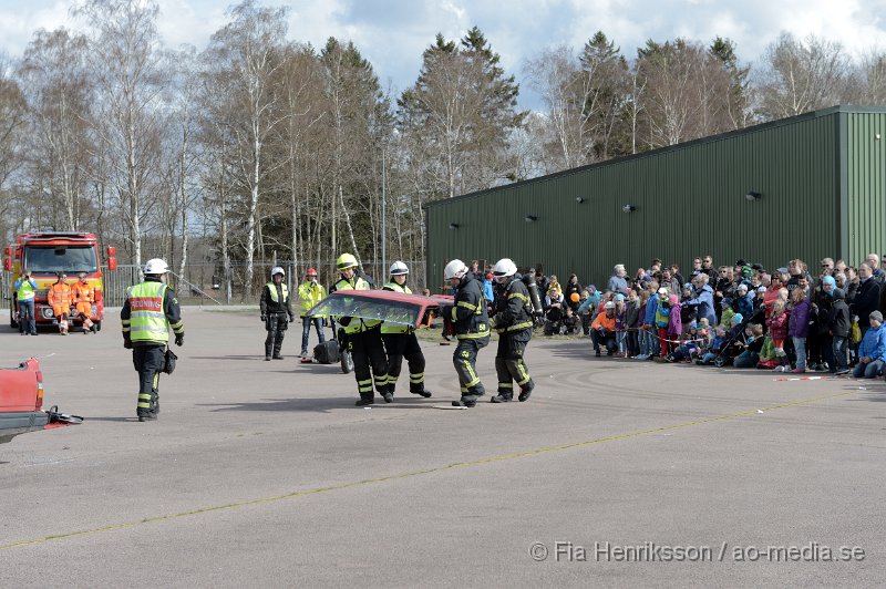 DSC_4130.JPG - På Lördagen ordnade man en Trafiksäkerhets dag i Ljungbyhed. På plats fanns, Räddningstjänst, Ambulans, Polis, Bärgare, Radiostyrka bilar, Gokart, "volt bil", krock stol, medåkning i rallybil, prova på undanmanöver och kon bana och massa mer! Dagen blev väldigt uppskattad och man tror att runt 2000 personer besökte evenemanget under dagen som varade mellan 11-16. Här kan ni se uppvisningen som Räddningstjänsten Söderåsen höll tillsammans med Polis och Ambulans. Hur räddningspersonal arbetar vid en säker losstagning vid en trafikolycka för att minimera riskerna att förvärra en eventuell rygg/nack skada på patienten.