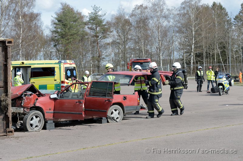 DSC_4132.JPG - På Lördagen ordnade man en Trafiksäkerhets dag i Ljungbyhed. På plats fanns, Räddningstjänst, Ambulans, Polis, Bärgare, Radiostyrka bilar, Gokart, "volt bil", krock stol, medåkning i rallybil, prova på undanmanöver och kon bana och massa mer! Dagen blev väldigt uppskattad och man tror att runt 2000 personer besökte evenemanget under dagen som varade mellan 11-16. Här kan ni se uppvisningen som Räddningstjänsten Söderåsen höll tillsammans med Polis och Ambulans. Hur räddningspersonal arbetar vid en säker losstagning vid en trafikolycka för att minimera riskerna att förvärra en eventuell rygg/nack skada på patienten.