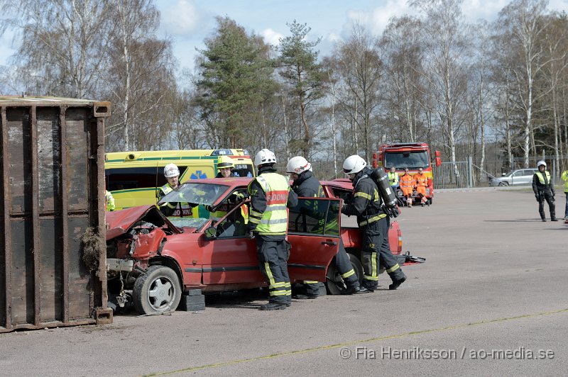 DSC_4134.JPG - På Lördagen ordnade man en Trafiksäkerhets dag i Ljungbyhed. På plats fanns, Räddningstjänst, Ambulans, Polis, Bärgare, Radiostyrka bilar, Gokart, "volt bil", krock stol, medåkning i rallybil, prova på undanmanöver och kon bana och massa mer! Dagen blev väldigt uppskattad och man tror att runt 2000 personer besökte evenemanget under dagen som varade mellan 11-16. Här kan ni se uppvisningen som Räddningstjänsten Söderåsen höll tillsammans med Polis och Ambulans. Hur räddningspersonal arbetar vid en säker losstagning vid en trafikolycka för att minimera riskerna att förvärra en eventuell rygg/nack skada på patienten.