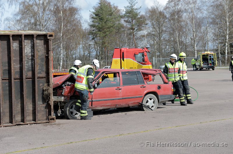 DSC_4137.JPG - På Lördagen ordnade man en Trafiksäkerhets dag i Ljungbyhed. På plats fanns, Räddningstjänst, Ambulans, Polis, Bärgare, Radiostyrka bilar, Gokart, "volt bil", krock stol, medåkning i rallybil, prova på undanmanöver och kon bana och massa mer! Dagen blev väldigt uppskattad och man tror att runt 2000 personer besökte evenemanget under dagen som varade mellan 11-16. Här kan ni se uppvisningen som Räddningstjänsten Söderåsen höll tillsammans med Polis och Ambulans. Hur räddningspersonal arbetar vid en säker losstagning vid en trafikolycka för att minimera riskerna att förvärra en eventuell rygg/nack skada på patienten.