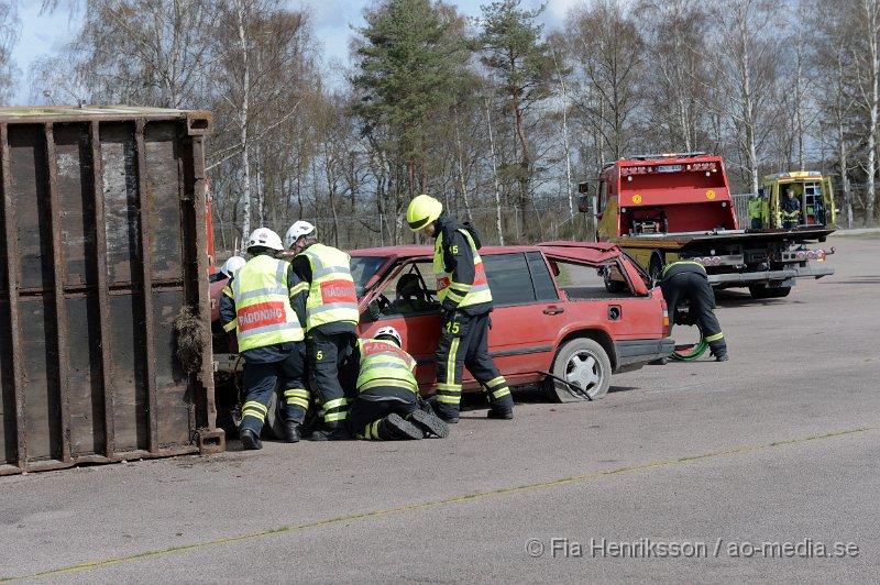 DSC_4138.JPG - På Lördagen ordnade man en Trafiksäkerhets dag i Ljungbyhed. På plats fanns, Räddningstjänst, Ambulans, Polis, Bärgare, Radiostyrka bilar, Gokart, "volt bil", krock stol, medåkning i rallybil, prova på undanmanöver och kon bana och massa mer! Dagen blev väldigt uppskattad och man tror att runt 2000 personer besökte evenemanget under dagen som varade mellan 11-16. Här kan ni se uppvisningen som Räddningstjänsten Söderåsen höll tillsammans med Polis och Ambulans. Hur räddningspersonal arbetar vid en säker losstagning vid en trafikolycka för att minimera riskerna att förvärra en eventuell rygg/nack skada på patienten.