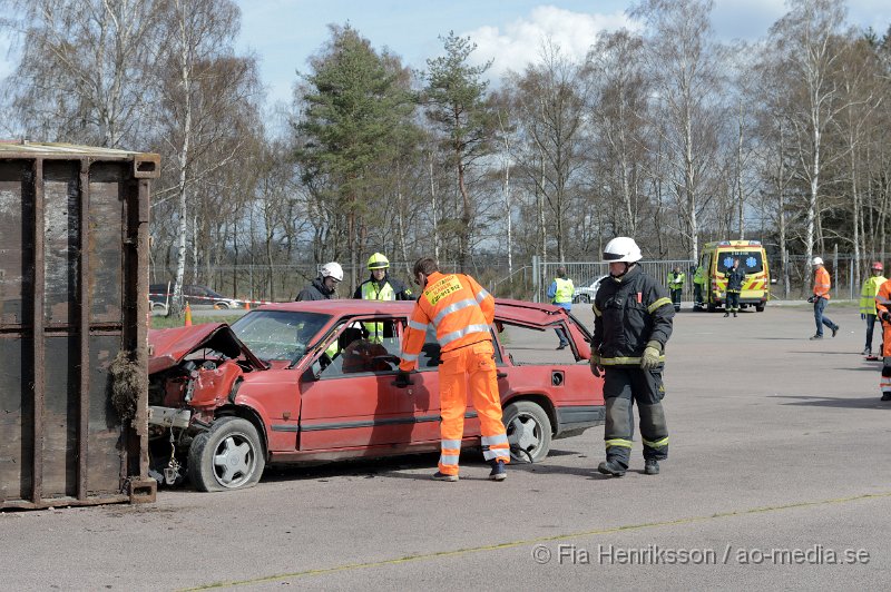 DSC_4139.JPG - På Lördagen ordnade man en Trafiksäkerhets dag i Ljungbyhed. På plats fanns, Räddningstjänst, Ambulans, Polis, Bärgare, Radiostyrka bilar, Gokart, "volt bil", krock stol, medåkning i rallybil, prova på undanmanöver och kon bana och massa mer! Dagen blev väldigt uppskattad och man tror att runt 2000 personer besökte evenemanget under dagen som varade mellan 11-16. Här kan ni se uppvisningen som Räddningstjänsten Söderåsen höll tillsammans med Polis och Ambulans. Hur räddningspersonal arbetar vid en säker losstagning vid en trafikolycka för att minimera riskerna att förvärra en eventuell rygg/nack skada på patienten.