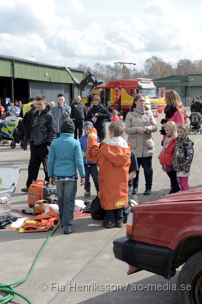 DSC_4174.JPG - På Lördagen ordnade man en Trafiksäkerhets dag i Ljungbyhed. På plats fanns, Räddningstjänst, Ambulans, Polis, Bärgare, Radiostyrka bilar, Gokart, "volt bil", krock stol, medåkning i rallybil, prova på undanmanöver och kon bana och massa mer! Dagen blev väldigt uppskattad och man tror att runt 2000 personer besökte evenemanget under dagen som varade mellan 11-16. Räddningstjänsten visade upp sitt nyaste fordon och lät folk testa på att klippa i en bil med deras verktyg, vilket var väldigt uppskattat både bland vuxna och barn!