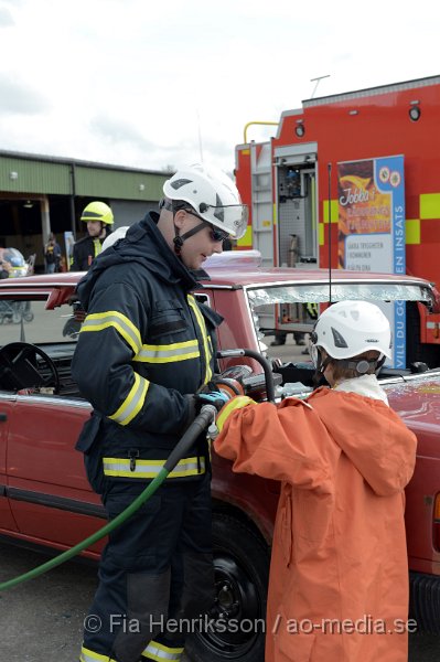 DSC_4183.JPG - På Lördagen ordnade man en Trafiksäkerhets dag i Ljungbyhed. På plats fanns, Räddningstjänst, Ambulans, Polis, Bärgare, Radiostyrka bilar, Gokart, "volt bil", krock stol, medåkning i rallybil, prova på undanmanöver och kon bana och massa mer! Dagen blev väldigt uppskattad och man tror att runt 2000 personer besökte evenemanget under dagen som varade mellan 11-16. Räddningstjänsten visade upp sitt nyaste fordon och lät folk testa på att klippa i en bil med deras verktyg, vilket var väldigt uppskattat både bland vuxna och barn!