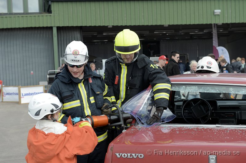 DSC_4186.JPG - På Lördagen ordnade man en Trafiksäkerhets dag i Ljungbyhed. På plats fanns, Räddningstjänst, Ambulans, Polis, Bärgare, Radiostyrka bilar, Gokart, "volt bil", krock stol, medåkning i rallybil, prova på undanmanöver och kon bana och massa mer! Dagen blev väldigt uppskattad och man tror att runt 2000 personer besökte evenemanget under dagen som varade mellan 11-16. Räddningstjänsten visade upp sitt nyaste fordon och lät folk testa på att klippa i en bil med deras verktyg, vilket var väldigt uppskattat både bland vuxna och barn!