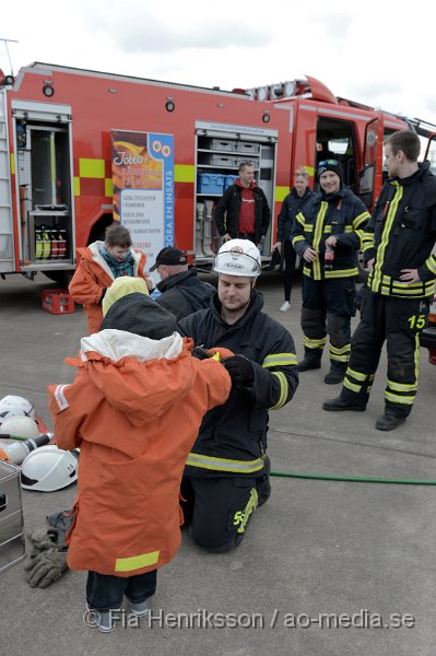 DSC_4315.JPG - På Lördagen ordnade man en Trafiksäkerhets dag i Ljungbyhed. På plats fanns, Räddningstjänst, Ambulans, Polis, Bärgare, Radiostyrka bilar, Gokart, "volt bil", krock stol, medåkning i rallybil, prova på undanmanöver och kon bana och massa mer! Dagen blev väldigt uppskattad och man tror att runt 2000 personer besökte evenemanget under dagen som varade mellan 11-16. Räddningstjänsten visade upp sitt nyaste fordon och lät folk testa på att klippa i en bil med deras verktyg, vilket var väldigt uppskattat både bland vuxna och barn!