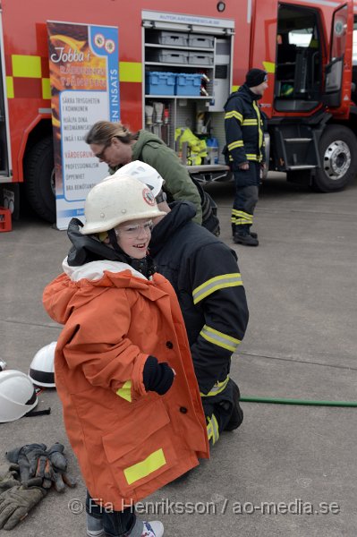 DSC_4319.JPG - På Lördagen ordnade man en Trafiksäkerhets dag i Ljungbyhed. På plats fanns, Räddningstjänst, Ambulans, Polis, Bärgare, Radiostyrka bilar, Gokart, "volt bil", krock stol, medåkning i rallybil, prova på undanmanöver och kon bana och massa mer! Dagen blev väldigt uppskattad och man tror att runt 2000 personer besökte evenemanget under dagen som varade mellan 11-16. Räddningstjänsten visade upp sitt nyaste fordon och lät folk testa på att klippa i en bil med deras verktyg, vilket var väldigt uppskattat både bland vuxna och barn!