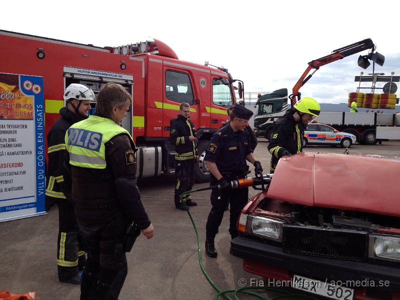 bild12.JPG - På Lördagen ordnade man en Trafiksäkerhets dag i Ljungbyhed. På plats fanns, Räddningstjänst, Ambulans, Polis, Bärgare, Radiostyrka bilar, Gokart, "volt bil", krock stol, medåkning i rallybil, prova på undanmanöver och kon bana och massa mer! Dagen blev väldigt uppskattad och man tror att runt 2000 personer besökte evenemanget under dagen som varade mellan 11-16. Räddningstjänsten visade upp sitt nyaste fordon och lät folk testa på att klippa i en bil med deras verktyg, vilket var väldigt uppskattat både bland vuxna och barn!