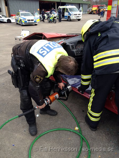 bild8.JPG - På Lördagen ordnade man en Trafiksäkerhets dag i Ljungbyhed. På plats fanns, Räddningstjänst, Ambulans, Polis, Bärgare, Radiostyrka bilar, Gokart, "volt bil", krock stol, medåkning i rallybil, prova på undanmanöver och kon bana och massa mer! Dagen blev väldigt uppskattad och man tror att runt 2000 personer besökte evenemanget under dagen som varade mellan 11-16. Räddningstjänsten visade upp sitt nyaste fordon och lät folk testa på att klippa i en bil med deras verktyg, vilket var väldigt uppskattat både bland vuxna och barn!