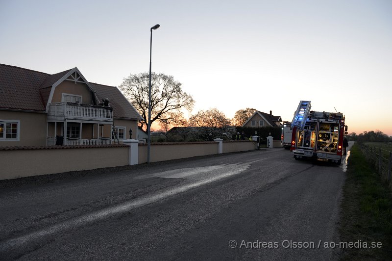 DSC_5270.JPG - Strax efter 05 på morgonen larmades räddnignstjänst, ambulans och polis till en villa på Hammars väg i Åstorp. Det var en förbipassserande som upptäckte branden och larmade räddningstjänsten som var snabbt på plats då dem var påväg tillbaka från ett annat larm. Det gjorde att man kunde göra en snabb insats och förhindra någon större spridning. Ingen person ska ha kommit till skada i branden.