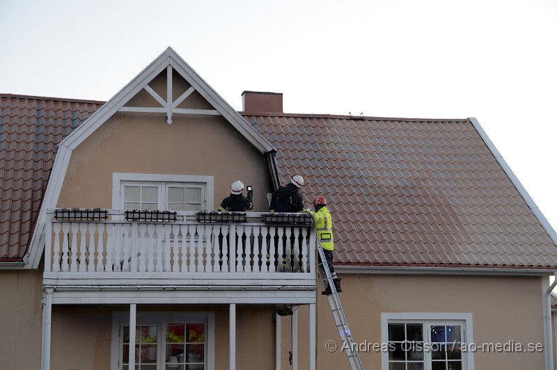 DSC_5275.JPG - Strax efter 05 på morgonen larmades räddnignstjänst, ambulans och polis till en villa på Hammars väg i Åstorp. Det var en förbipassserande som upptäckte branden och larmade räddningstjänsten som var snabbt på plats då dem var påväg tillbaka från ett annat larm. Det gjorde att man kunde göra en snabb insats och förhindra någon större spridning. Ingen person ska ha kommit till skada i branden.