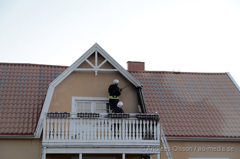 DSC_5277.JPG - Strax efter 05 på morgonen larmades räddnignstjänst, ambulans och polis till en villa på Hammars väg i Åstorp. Det var en förbipassserande som upptäckte branden och larmade räddningstjänsten som var snabbt på plats då dem var påväg tillbaka från ett annat larm. Det gjorde att man kunde göra en snabb insats och förhindra någon större spridning. Ingen person ska ha kommit till skada i branden.