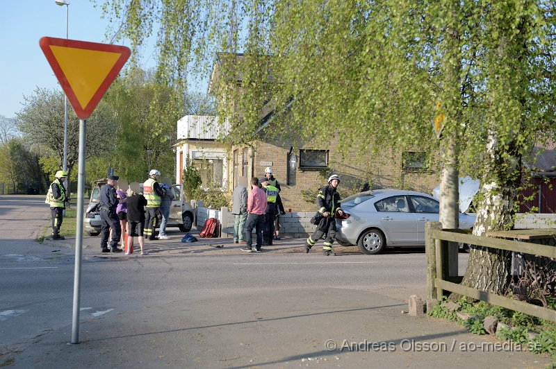 DSC_5283.JPG - Vid 18.30 larmades räddningstjänst, ambulans och polis till en trafikolycka vid korsningen Bryggerigatan/Torggatan där två personbil kolliderat. Minst en person fick föras till sjukhus med ambulans men utan allvarliga skador. Korsningen var helt avstängd under räddningsarbetet. Det har undre senare tid inträffat flera olyckor vid denna korsning och varit nära att bli trafikolyckor vid flera tillfällen.