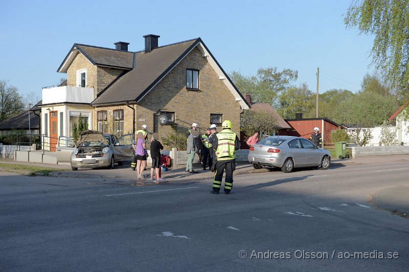 DSC_5284.JPG - Vid 18.30 larmades räddningstjänst, ambulans och polis till en trafikolycka vid korsningen Bryggerigatan/Torggatan där två personbil kolliderat. Minst en person fick föras till sjukhus med ambulans men utan allvarliga skador. Korsningen var helt avstängd under räddningsarbetet. Det har undre senare tid inträffat flera olyckor vid denna korsning och varit nära att bli trafikolyckor vid flera tillfällen.