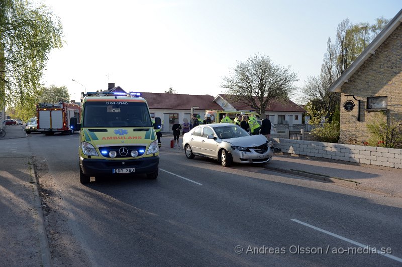 DSC_5287.JPG - Vid 18.30 larmades räddningstjänst, ambulans och polis till en trafikolycka vid korsningen Bryggerigatan/Torggatan där två personbil kolliderat. Minst en person fick föras till sjukhus med ambulans men utan allvarliga skador. Korsningen var helt avstängd under räddningsarbetet. Det har undre senare tid inträffat flera olyckor vid denna korsning och varit nära att bli trafikolyckor vid flera tillfällen.