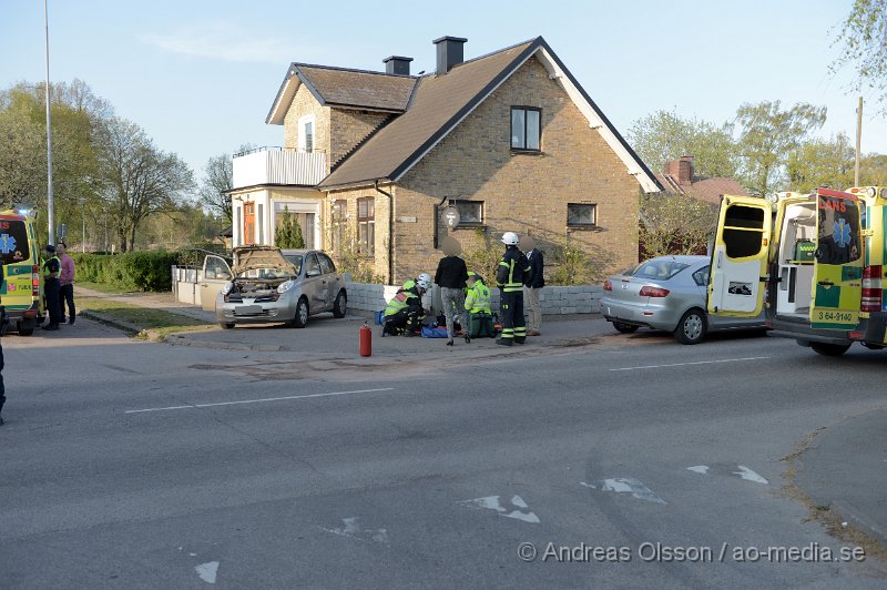 DSC_5293.JPG - Vid 18.30 larmades räddningstjänst, ambulans och polis till en trafikolycka vid korsningen Bryggerigatan/Torggatan där två personbil kolliderat. Minst en person fick föras till sjukhus med ambulans men utan allvarliga skador. Korsningen var helt avstängd under räddningsarbetet. Det har undre senare tid inträffat flera olyckor vid denna korsning och varit nära att bli trafikolyckor vid flera tillfällen.