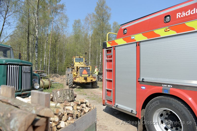 DSC_5297.JPG - Strax innan 11,30 larmades räddningstjänsten till en markbrand strax utanfär Munka Ljungby. Personerna som befann sig på platsen hade snabbt fått fram en vattentank och kunde påbörja släckningen innan det spred sig vidare i den torra marken. Hur branden startat är oklart.