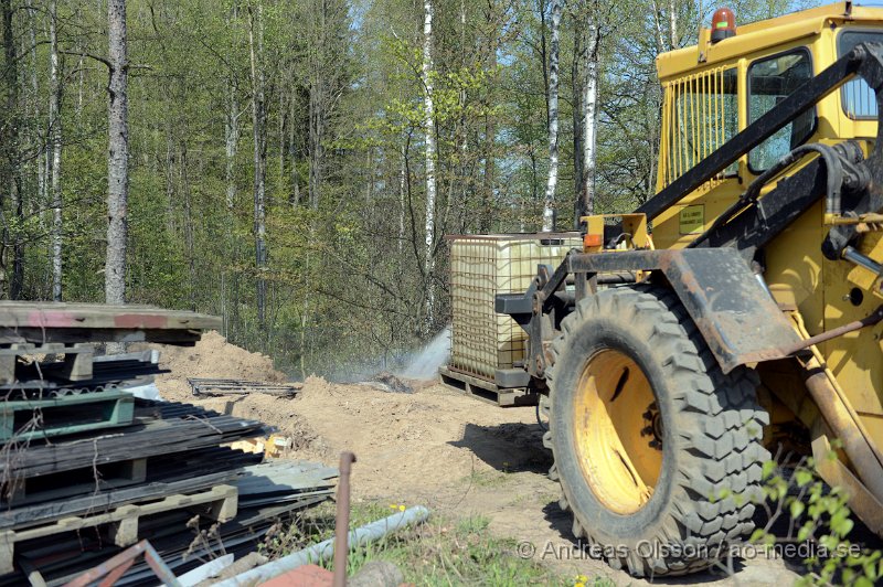 DSC_5299.JPG - Strax innan 11,30 larmades räddningstjänsten till en markbrand strax utanfär Munka Ljungby. Personerna som befann sig på platsen hade snabbt fått fram en vattentank och kunde påbörja släckningen innan det spred sig vidare i den torra marken. Hur branden startat är oklart.