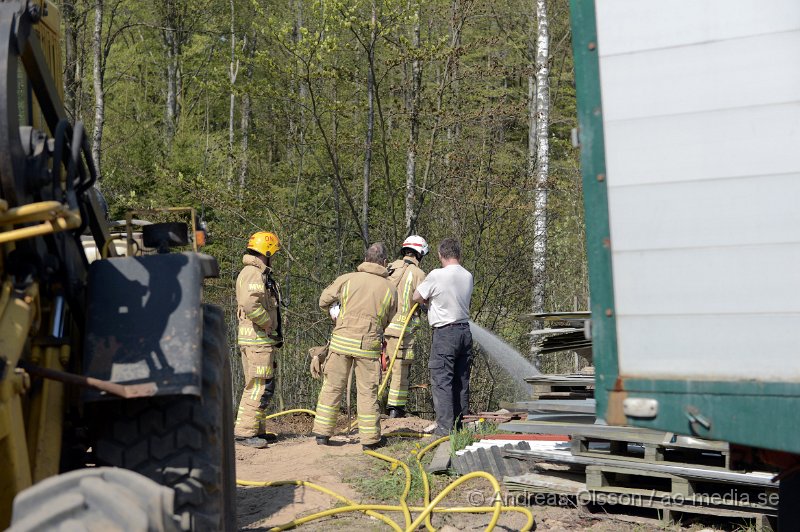 DSC_5308.JPG - Strax innan 11,30 larmades räddningstjänsten till en markbrand strax utanfär Munka Ljungby. Personerna som befann sig på platsen hade snabbt fått fram en vattentank och kunde påbörja släckningen innan det spred sig vidare i den torra marken. Hur branden startat är oklart.