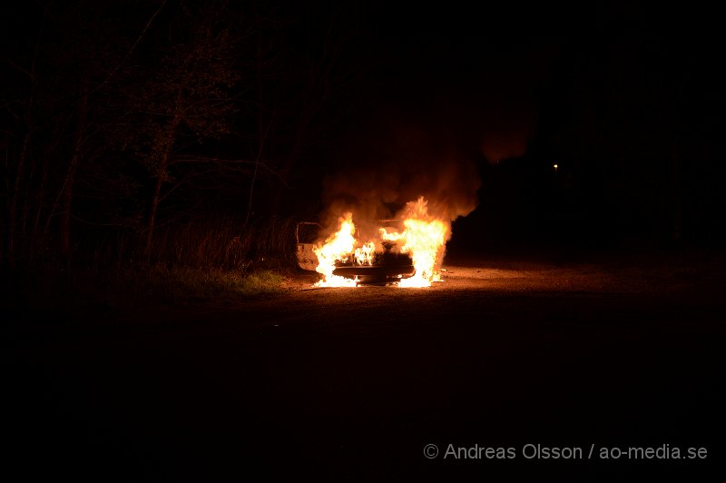 DSC_5584.JPG - Strax innan klockan 23 larmades räddningstjänsten och polis till en bilbrand i Stidsvig. Branden släcktes snabbt ner av räddningstjänsten. Man misstänker att branden är anlagd.