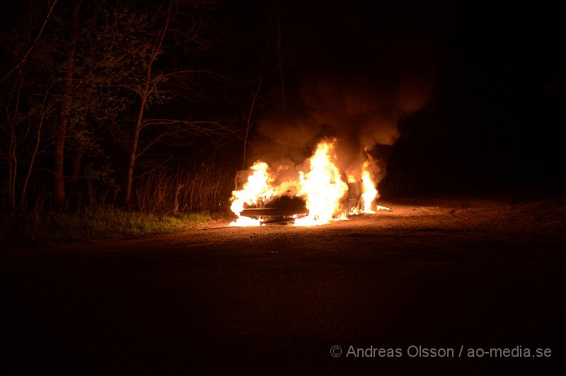 DSC_5585.JPG - Strax innan klockan 23 larmades räddningstjänsten och polis till en bilbrand i Stidsvig. Branden släcktes snabbt ner av räddningstjänsten. Man misstänker att branden är anlagd.