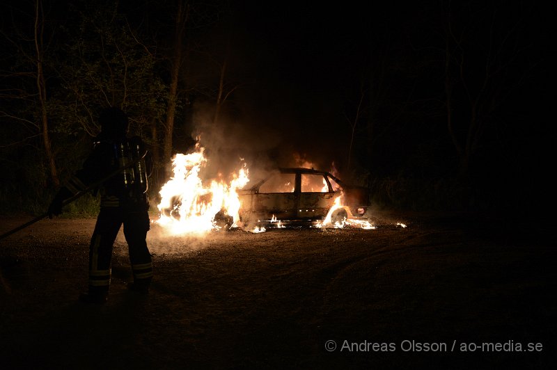 DSC_5586.JPG - Strax innan klockan 23 larmades räddningstjänsten och polis till en bilbrand i Stidsvig. Branden släcktes snabbt ner av räddningstjänsten. Man misstänker att branden är anlagd.