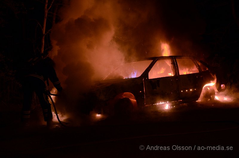 DSC_5589.JPG - Strax innan klockan 23 larmades räddningstjänsten och polis till en bilbrand i Stidsvig. Branden släcktes snabbt ner av räddningstjänsten. Man misstänker att branden är anlagd.