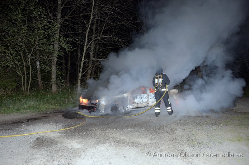 DSC_5593.JPG - Strax innan klockan 23 larmades räddningstjänsten och polis till en bilbrand i Stidsvig. Branden släcktes snabbt ner av räddningstjänsten. Man misstänker att branden är anlagd.