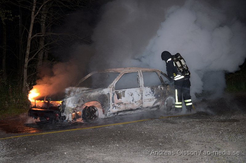 DSC_5594.JPG - Strax innan klockan 23 larmades räddningstjänsten och polis till en bilbrand i Stidsvig. Branden släcktes snabbt ner av räddningstjänsten. Man misstänker att branden är anlagd.