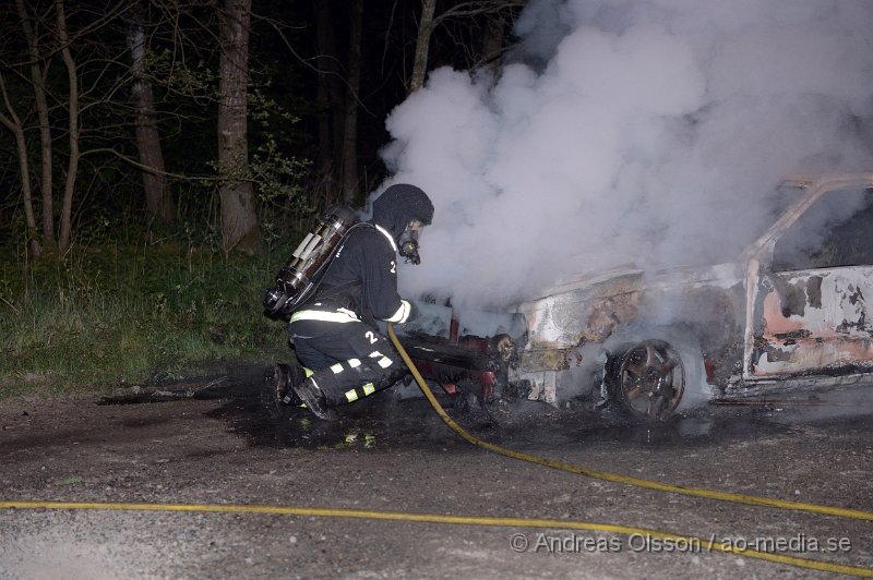DSC_5599.JPG - Strax innan klockan 23 larmades räddningstjänsten och polis till en bilbrand i Stidsvig. Branden släcktes snabbt ner av räddningstjänsten. Man misstänker att branden är anlagd.
