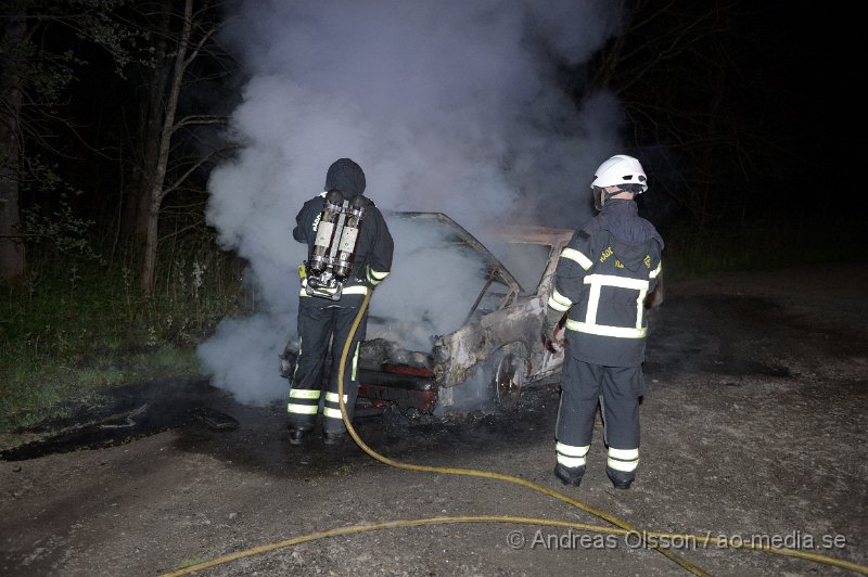 DSC_5600.JPG - Strax innan klockan 23 larmades räddningstjänsten och polis till en bilbrand i Stidsvig. Branden släcktes snabbt ner av räddningstjänsten. Man misstänker att branden är anlagd.