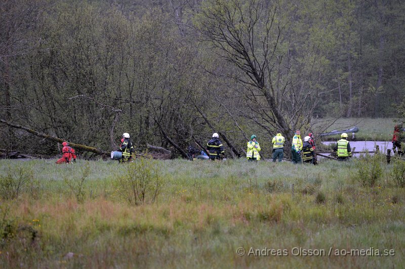 DSC_6347.JPG - Vid 15 tiden larmades räddningstjänst, ambulans och polis till Ljungbyhed där två personer kapsejsat med sina kanoter och satt fast vid ett träd. Räddningsarbetet försvårades lite pga att det var väldigt strömt i vattnet. Ingen person kom till skada med blev nedkylda och tittades till av ambulans personalen. Väg 13 var helt avstängd under räddningsarbetet.