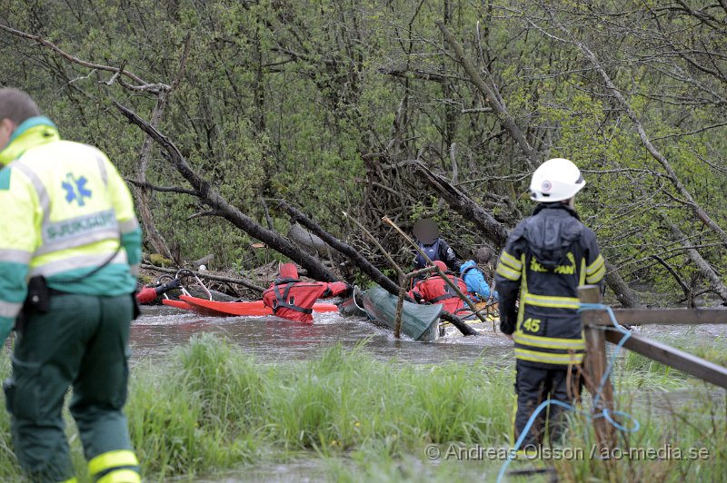DSC_6352.JPG - Vid 15 tiden larmades räddningstjänst, ambulans och polis till Ljungbyhed där två personer kapsejsat med sina kanoter och satt fast vid ett träd. Räddningsarbetet försvårades lite pga att det var väldigt strömt i vattnet. Ingen person kom till skada med blev nedkylda och tittades till av ambulans personalen. Väg 13 var helt avstängd under räddningsarbetet.