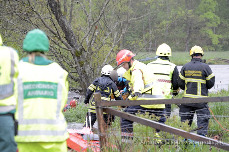 DSC_6358.JPG - Vid 15 tiden larmades räddningstjänst, ambulans och polis till Ljungbyhed där två personer kapsejsat med sina kanoter och satt fast vid ett träd. Räddningsarbetet försvårades lite pga att det var väldigt strömt i vattnet. Ingen person kom till skada med blev nedkylda och tittades till av ambulans personalen. Väg 13 var helt avstängd under räddningsarbetet.