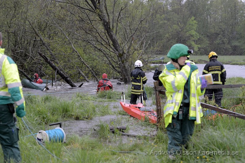 DSC_6368.JPG - Vid 15 tiden larmades räddningstjänst, ambulans och polis till Ljungbyhed där två personer kapsejsat med sina kanoter och satt fast vid ett träd. Räddningsarbetet försvårades lite pga att det var väldigt strömt i vattnet. Ingen person kom till skada med blev nedkylda och tittades till av ambulans personalen. Väg 13 var helt avstängd under räddningsarbetet.