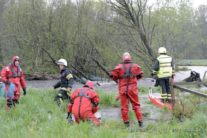 DSC_6370.JPG - Vid 15 tiden larmades räddningstjänst, ambulans och polis till Ljungbyhed där två personer kapsejsat med sina kanoter och satt fast vid ett träd. Räddningsarbetet försvårades lite pga att det var väldigt strömt i vattnet. Ingen person kom till skada med blev nedkylda och tittades till av ambulans personalen. Väg 13 var helt avstängd under räddningsarbetet.