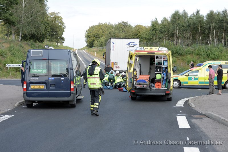 DSC_3333.JPG - Vid 15.53 larmades räddningstjänst, ambulans och polis till Mölletofta där det enligt första uppgifter ska ha varit en kollision mellan en lastbil och en motorcykel. När man kom fram till platsen låg det en motorcykel mitt i korsningen och man påbörjade återlivnings försök på mc föraren. Tyvärr gick inte mannens liv att rädda. Det är oklart hur olyckan har gått till och om motorcykeln har kolliderat med lastbilen eller inte. Vägen var helt avstängd under arbetet.