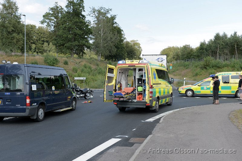 DSC_3335.JPG - Vid 15.53 larmades räddningstjänst, ambulans och polis till Mölletofta där det enligt första uppgifter ska ha varit en kollision mellan en lastbil och en motorcykel. När man kom fram till platsen låg det en motorcykel mitt i korsningen och man påbörjade återlivnings försök på mc föraren. Tyvärr gick inte mannens liv att rädda. Det är oklart hur olyckan har gått till och om motorcykeln har kolliderat med lastbilen eller inte. Vägen var helt avstängd under arbetet.