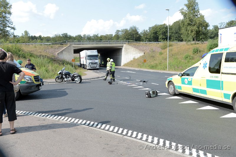 DSC_3339.JPG - Vid 15.53 larmades räddningstjänst, ambulans och polis till Mölletofta där det enligt första uppgifter ska ha varit en kollision mellan en lastbil och en motorcykel. När man kom fram till platsen låg det en motorcykel mitt i korsningen och man påbörjade återlivnings försök på mc föraren. Tyvärr gick inte mannens liv att rädda. Det är oklart hur olyckan har gått till och om motorcykeln har kolliderat med lastbilen eller inte. Vägen var helt avstängd under arbetet.