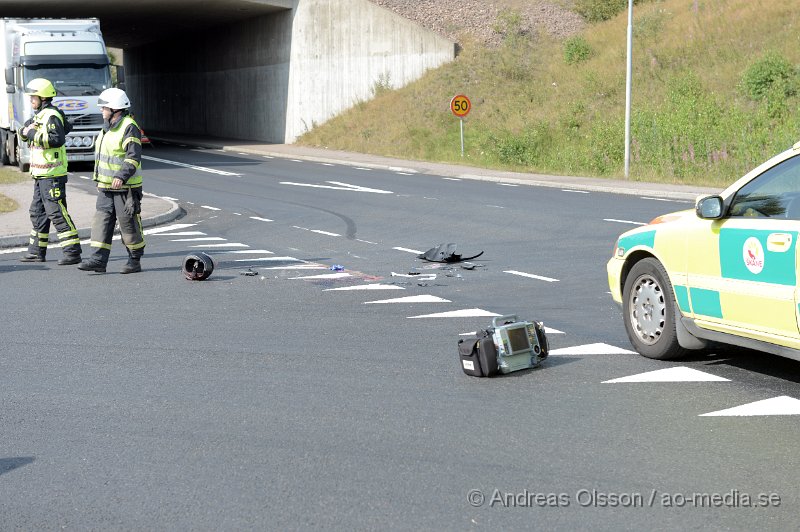 DSC_3340.JPG - Vid 15.53 larmades räddningstjänst, ambulans och polis till Mölletofta där det enligt första uppgifter ska ha varit en kollision mellan en lastbil och en motorcykel. När man kom fram till platsen låg det en motorcykel mitt i korsningen och man påbörjade återlivnings försök på mc föraren. Tyvärr gick inte mannens liv att rädda. Det är oklart hur olyckan har gått till och om motorcykeln har kolliderat med lastbilen eller inte. Vägen var helt avstängd under arbetet.