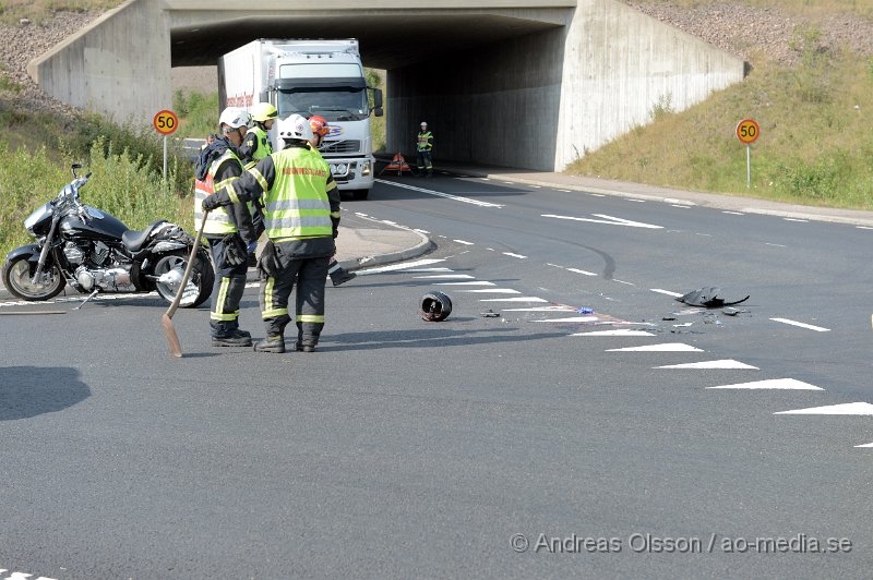 DSC_3345.JPG - Vid 15.53 larmades räddningstjänst, ambulans och polis till Mölletofta där det enligt första uppgifter ska ha varit en kollision mellan en lastbil och en motorcykel. När man kom fram till platsen låg det en motorcykel mitt i korsningen och man påbörjade återlivnings försök på mc föraren. Tyvärr gick inte mannens liv att rädda. Det är oklart hur olyckan har gått till och om motorcykeln har kolliderat med lastbilen eller inte. Vägen var helt avstängd under arbetet.